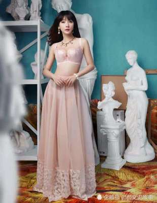 柳岩时尚演绎内衣风采，多色蕾丝尽显优雅与性感