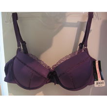 紫色花边文胸 芬狄诗内衣专卖百大CBD店，打造精致舒适的女性穿搭