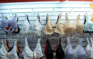 从文胸到服饰 现代女性内衣的时尚与功能进化